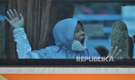 Pemudik tiba di Terminal Kampung Rambutan, Jakarta, Selasa (16/4/2024). Korlantas mencatat puncak arus balik libur lebaran 2024 terjadi pada malam tadi (15/4) hingga Selasa (16/4) pagi pukul 06.00 WIB. Berdasarkan data Korlantas Polri, sebanyak 30 persen pemudik masih belum tiba di Jakarta. Sementara, menurut Kepala Terminal Kampung Rambutan, Yulza Ramadhoni mengatakan berdasarkan data sementara kedatangan penumpang bus AKAP melonjak sebesar 45 persen dibanding Idulfitri tahun lalu.