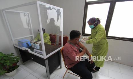 Tim medis menyuntikkan vaksin kepada warga dalam simulasi uji coba vaksinasi COVID-19 di Puskesmas Talun, Kabupaten Cirebon, Jawa Barat, Rabu (6/1/2021).  Simulasi tersebut dilakukan setelah puskesmas tersebut ditunjuk sebagai salah satu lokasi pelaksanaan ujicoba vaksinasi COVID-19 di Kabupaten Cirebon dengan memastikan kesiapan mulai dari alur proses vaksinasi, tenaga kesehatan, observasi, penerapan protokol kesehatan.