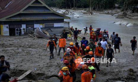 Tim tanggap darurat penanggulangan bencana daerah memutuskan menambah batas waktu pencarian korban banjir bandang di Kabupaten Luwu Utara, Provinsi Sulawesi Selatan (Foto: ilustrasi pencarian korban banjir)