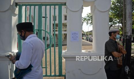 Jamaah Sholat Jumat Diingatkan Selalu Jaga Prokes. Jamaah berjalan meninggalkan masjid usai membaca pengumuman terkait peniadaan sholat Jumat di Masjid Cut Meutia, Jakarta, Jumat (25/6). Masjid Cut Meutia meniadakan sholat Jumat berjamaah sesuai dengan himbauan MUI, DMI dan Pemprov DKI Jakarta seiring dengan meningkatnya penyebaran kasus Covid-19 akhir-akhir ini.Prayogi/Republika.