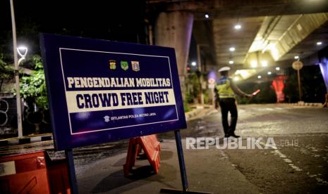 Petugas Kepolisian berjaga di lokasi penutupan jalan di kawasan Kemang, Jakarta Selatan, Senin (7/2/2022). Polda Metro Jaya kembali memberlakukan pembatasan mobilitas masyarakat sebagai antisipasi kerumunan ditengah lonjakan kasus covid-19 di DKI Jakarta dengan melakukan penutupan  jalan dibeberapa titik di DKI Jakarta diantaranya Jalan Sudirman Thamrin, kawasan SCBD, Jalan Raya Kemang, Jalan Gunawarman - Senopati dan Jalan Suryo dari pukul 00.00 WIB hingga 04.00 WIB.  