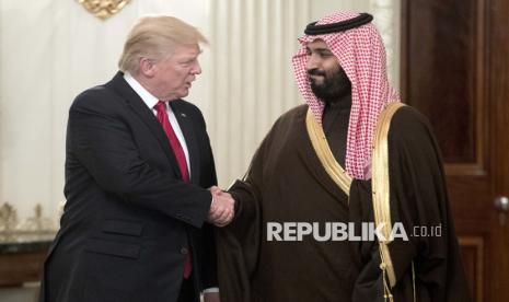 Presiden AS Donald Trump berjabat tangan dengan Putra Mahkota Saudi Muhammad bin Salman sebelum makan siang di Gedung Putih, 14 Maret 2017.