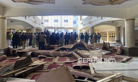 Petugas keamanan dan petugas penyelamat berkumpul di lokasi bom bunuh diri di dalam sebuah masjid, di Peshawar, Pakistan, Senin (30/1/2023) dini hari. Seorang pembom bunuh diri menyerang Senin di dalam sebuah masjid di kota Peshawar, Pakistan barat laut, menewaskan banyak orang dan melukai puluhan jamaah, kata para pejabat.