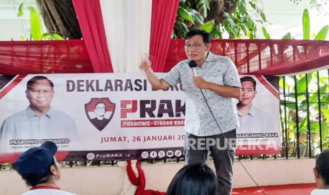 Wakil Ketua Dewan Pakar TKN Prabowo-Gibran, Budiman Sudjatmiko saat menerima deklarasi dukungan dari relawan Praka di depan rumah Prabowo Subianto, Jalan Kertanegara, Kebayoran Baru, Jakarta Selatan, Jumat (26/1/2024). 