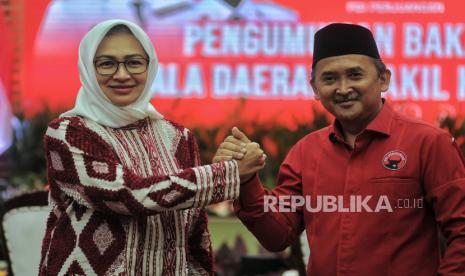 Bakal calon gubernur dan wakil gubernur Banten Airin Rachmi Diany (kiri) dan Ade Sumardi berfoto saat menghadiri pengumuman bakal calon kepala daerah untuk Pilkada 2024 di Kantor DPP PDI Perjuangan, Jakarta, Senin (26/8/2024). PDIP mengumumkan 60 calon kepala daerah yang terdiri dari enam bakal calon gubernur dan bakal calon wakil gubernur, 38 bakal calon bupati dan bakal calon wakil bupati, serta 16 bakal calon wali kota dan bakal calon wakil wali kota untuk ikut dalam Pilkada serentak 2024.