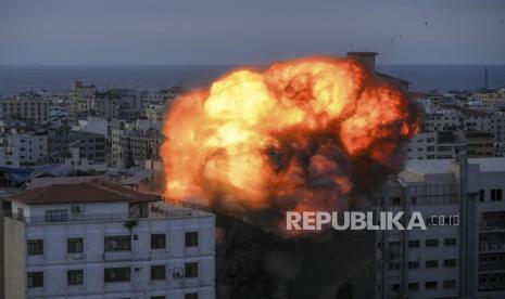 Fire and smoke rise following an Israeli airstrike, in Gaza City, Sunday, Oct. 8, 2023. The militant Hamas rulers of the Gaza Strip carried out an unprecedented, multi-front attack on Israel at daybreak Saturday, firing thousands of rockets as dozens of Hamas fighters infiltrated the heavily fortified border in several locations, killing hundreds and taking captives. Palestinian health officials reported scores of deaths from Israeli airstrikes in Gaza. (AP Photo/Hatem Moussa)