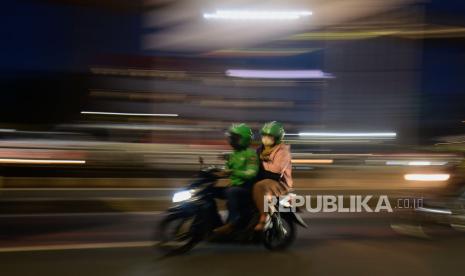 Pengemudi ojek online membawa penumpang di Jalan Gatot Subroto, Jakarta, Jumat (20/1/2023). Menteri Ketenagakerjaan (Menaker) Ida Fauziyah berharap pekerja dengan status hubungan kemitraan juga bisa mendapatkan apresiasi atas pekerjaannya meski tidak mendapatkan Tunjangan Hari Raya (THR) keagamaan.