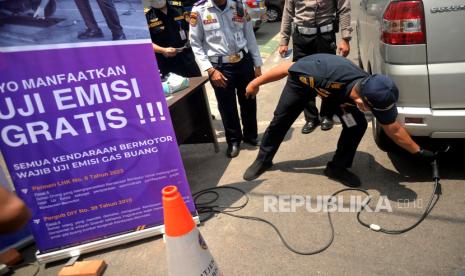 Petugas Dinas Perhubungan Kota Yogyakarta melakukan uji emisi kendaraan roda empat secara gratis di Yogyakarta, Kamis (14/9/2023). Uji emisi gratis ini untuk mengetahui kadar karbon kendaraan masyarakat. Selain itu juga untuk pemantauan pencemaran emisi sumber bergerak. Untuk kendaraan bensin yang diuji yakni kadar hidrokarbon dan karbon monoksida. Bagi kendaraan yang lolos akan diberikan sticker lulus uji emisi.