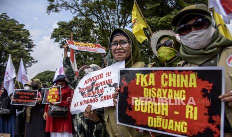 Massa dari berbagai ormas Islam berunjuk rasa di depan Gedung Sate, Jalan Diponegoro, Kota Bandung, Rabu (10/11). Dalam unjuk rasa yang bertepatan dengan peringatan Hari Pahlawan tersebut, mereka mengkritisi sejumlah permasalahan di Indonesia seperti isu kesehatan, jaminan perlindungan buruh dan pekerja, permasalahan hutang negara, serta mengingatkan pemerintah untuk tidak berbisnis dengan rakyat. Foto: Republika/Abdan Syakura