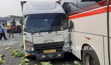 Ilustrasi kecelakaan beruntun. Tiga kendaraan terlibat kecelakaan beruntun di Tol Semarang-Solo.