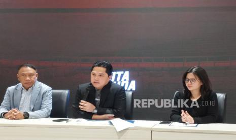 (Kiri-kanan) Waketum I PSSI Zainudin Amali, Ketum PSSI Erick Thohir, Waketum II PSSI Ratu Tisha Destria saat konferensi pers di Gelora Bung Karno (GBK) Arena, Jakarta, Kamis (22/6/2203). 