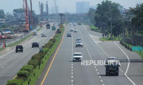 Sejumlah kendaraan melaju di Tol Cileunyi, Kabupaten Bandung. Polda Jabar mengantisipasi sebanyak 31 titik rawan bencana di jalur mudik tahun ini.