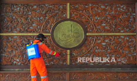 Masjid Al-Azhar Jakapermai Sholat Jumat dengan Protokol. Foto Ilustrasi; Petugas meyemportkan cairan disinfektan ke masjid (Ilustrasi)