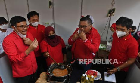 Sekretaris Jenderal Partai Demokrasi Indonesia Perjuangan (PDIP) Hasto Kristiyanto (kedua kanan) dan Ketua DPP PDIP Djarot Syaiful Hidayat (kiri) mencicipi masakan buatan kader partainya dalam demo masak tanpa minyak goreng di Sekolah Partai PDIP, Lenteng Agung, Jakarta, Senin (28/3/2022). Kegiatan tersebut digelar untuk mengampanyekan diversifikasi pangan tanpa gorengan sekaligus sebagai upaya mengurangi ketergantungan masyarakat terhadap minyak goreng kelapa sawit. 