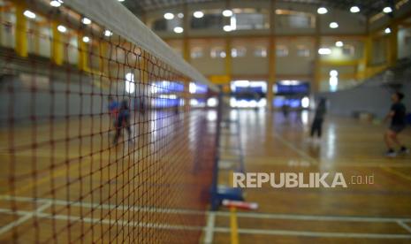 Warga berolahraga di GOR Pasar Minggu, Jakarta, Jumat (9/9/2022). Memperingati Hari Olahraga Nasional ke-39 pada hari ini 9 September 2022, Pemprov DKI Jakarta mengratiskan penggunaan seluruh fasilitas Olahraga dan Kolam Renang yang berada di bawah pengelolaan Dinas Pemuda dan Olahraga Provinsi DKI Jakarta. Adapun fasilitas-fasilitas olahraga yang dapat digunakan adalah seluruh fasilitas di dalam Gelanggang Remaja Kota Administrasi, Gelanggang Remaja Kecamatan, Gelanggang Olahraga, Kolam Renang, Lapangan sepakbola, serta seluruh fasilitas olahraga lain yang berada di bawah pengelolaan Dinas Pemuda dan Olahraga. Republika/Prayogi