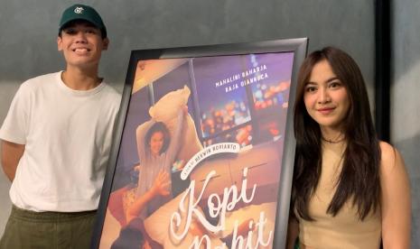 Raja Giannuca dan Mahalini berakting dalam film Kopi Pahit