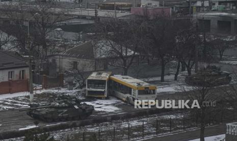  Tank tentara Rusia bergerak di jalan di pinggiran Mariupol, Ukraina, Jumat, 11 Maret 2022. Pakta Pertahanan Atlantik Utara (NATO) memperkirakan sebanyak 7.000 hingga 15.000 tentara Rusia telah meninggal dalam empat minggu perang di Ukraina, Rabu (23/3/2022). 