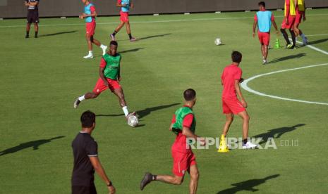 Pesepak bola Bali United menjalani latihan (ilustrasi)