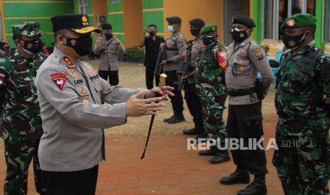 Kapolda Nusa Tenggara Timur Irjen Lotharia Latif (kedua kiri)