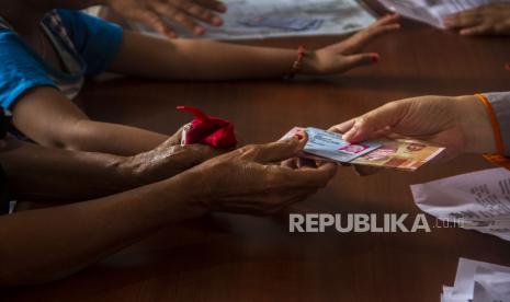 Warga menerima Bantuan Langsung Tunai (BLT) subsidi minyak goreng.