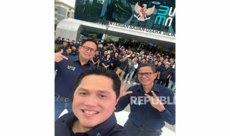 Menteri Badan Usaha Milik Negara (BUMN) Erick Thohir (tengah), Wakil Menteri BUMN I Pahala Mansury (kanan), dan Wakil Menteri BUMN II Kartiko Wirjoatmodjo (kiri) bersama pegawai Kementerian BUMN dalam peringatan hari ulang tahun (HUT) ke-25 Kementerian BUMN di taman Kementerian BUMN, Jakarta, Kamis (13/4/2023).