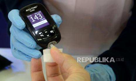 Pemeriksaan kadar gula darah. Gejala diabetes tipe 2 dapat berupa napas yang tercium manis dan adanya bercak hitam di belakang leher.