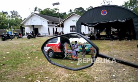 Pengungsi memanfaatkan layanan kesehatan gratis di Barak Pengungsian Desa Glagaharjo, Cangkringan, Sleman, Yogyakarta, Selasa (10/11).  Layanan kesehatan gratis dari Dinkes Sleman yang berjaga bisa dimanfaatkan secara gratis oleh pengungsi di pengungsi terdampak Gunung Merapi. Pengungsi lansia lebih banyak memanfaatkan layanan ini, dari sekedar cek kesehatan atau berobat.