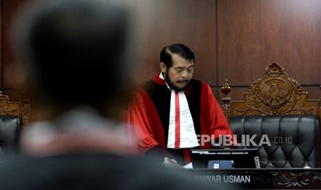 Ketu Majelis Hakim Mahkamah Konstitusi Anwar Usman bersiap memimpin sidang pembacaan putusan di Ruang Sidang Pleno Gedung MK, Jakarta, Senin (16/10/2023). Mahkamah Konstitusi (MK) menolak gugatan uji materi batas usia minimal calon presiden (capres) dan calon wakil presiden (cawapres) dalam Undang-Undang Nomor 7 Tahun 2017 tentang Pemilu yang diajukan oleh Partai Solidaritas Indonesia (PSI). MK menolak syarat usia capres-cawapres diturunkan menjadi 35 tahun. Dalam Sidang tersebut MK juga mengabulkan uji materi terhadap UU Nomor 7 Tahun 2017 tentang Pemilihan Umum terkait batas usia capres-cawapres yang diajukan mahasiswa UNS bernama Almas Tsaqibbirru Re A. MK menyatakan batas usia capres-cawapres tetap 40 tahun kecuali sudah berpengalaman sebagai kepala daerah. 