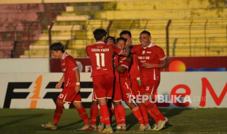 Selebrasi pemain Persis Solo usai membobol gawang lawan.