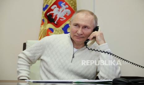  Presiden Rusia Vladimir Putin berbicara melalui telepon dengan David Shmelev yang berusia tujuh tahun dari wilayah Stavropol Krai, peserta kampanye amal Fir Tree of Wishes melalui konferensi video dari kediaman Novo-Ogaryovo di luar Moskow, Rusia, Kamis, 5 Januari, 2023. Putin Perintahkan Gencatan Senjata di Ukraina Selama Natal Kristen Ortodoks