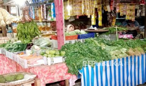 Aktivitas pedagang berbagai bahan pokok (bapok) masyarakat di Pasar Babadan, Kabupaten Semarang, Rabu (15/3). Dinas Koperasi Usaha Mikro Perindustrian dan Perdagangan (Diskumperindag) Kabupaten Semarang mencatat, sepekan menjelang bulan Ramadhan, harga cabai rawit merah mengalami kenaikan.