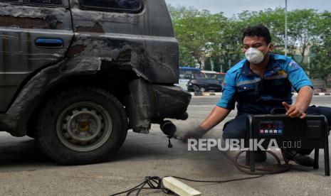 Petugas gabungan dari Ditlantas Polda Metro Jaya, Dinas Lingkungan Hidup DKI Jakarta dan Dinas Perhubungan DKI Jakarta menindak pengendara pada saat razia tilang uji emisi di kawasan Cakung, Jakarta, Rabu (1/11/2023). Pemprov DKI Jakarta resmi memberlakukan kembali tilang uji emisi mulai 1 November 2023 sebagai upaya memperbaiki kualitas udara di Jakarta. Bagi pengendara yang tidak lolos uji emisi akan dikenai denda tilang sebesar Rp250 ribu untuk motor dan Rp500 untuk mobil.