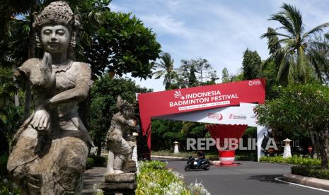 Pengendara sepeda motor melintas di dekat gapura bertuliskan Indonesia Badminton Festival di depan pintu masuk The Westin Resort, Nusa Dua, Badung, Bali, Sabtu (13/11/2021). Sebanyak 256 pebulu tangkis dari 26 negara akan berlaga dalam Indonesia Badminton Festival (IBF) 2021 yang terdiri dari tiga turnamen, yakni Indonesia Masters, Indonesia Open, dan Badminton World Federation (BWF) Tour Finals yang digelar pada 16 November 2021 hingga 5 Desember 2021.