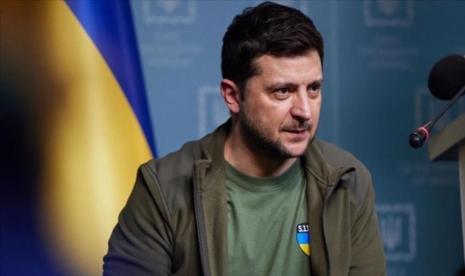 Presiden Ukraina Volodymyr Zelenskyy pada Selasa (4/10/2022) menandatangani dekrit yang menyatakan tidak ada negosiasi yang akan dilakukan dengan Presiden Rusia Vladimir Putin.