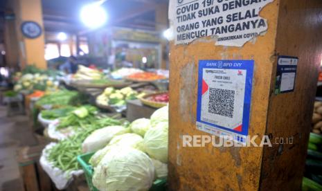 Tanda pembayaran nontunai melalui QRIS terpasang di kios pedagang Pasar Beringharjo, Yogyakarta, 20 September 2022. Kementerian Perdagangan (Kemendag) menargetkan melakukan digitalisasi terhadap 1.000 pasar di Indonesia dalam setahun sehingga lebih memudahkan masyarakat dalam melakukan transaksi.