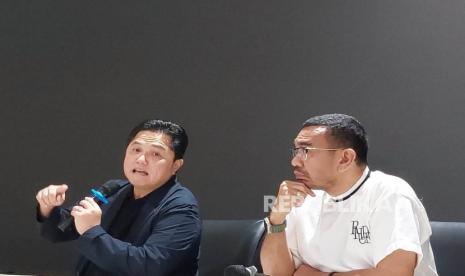 Ketua Umum PSSI Erick Thohir dan Anggota Komite Eksekutif (Exco) PSSI Arya Sinulingga (kanan) di Kantor PSSI, GBK Arena, Jakarta, Rabu (19/4/2023). 