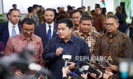 Menteri BUMN Erick Thohir (kedua dari kiri), Direktur Utama Pelindo Arif Suhartono (kiri), CEO DP World Sultan Ahmed (kedua dari kanan), dan Direktur Utama Indonesia Investment Authority (INA) Ridha DM Wirakusumah (kanan) dalam acara penandatanganan shareholders agreement kerja sama investasi dan pengoperasian Belawan New Container Terminal (BNCT) dengan konsorsium INA-DP World di kantor Kementerian BUMN, Jalan Medan Merdeka Selatan, Jakarta, Kamis (23/6/2023).