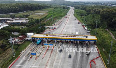 Foto udara sejumlah kendaraan roda empat melintas di Jalan Tol Trans Jawa Ruas Semarang-Batang via Gerbang Tol (GT) Kalikangkung, Semarang, Jawa Tengah, Ahad (31/3/2024). 