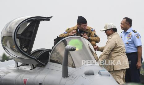 Menteri Pertahanan Prabowo Subianto (tengah) didampingi Kepala Staf Angkatan Udara (Kasau) Marsekal TNI Fadjar Prasetyo (kanan) berbincang dengan penerbang pesawat tempur Rafale milik Angkatan Udara dan Antariksa Prancis saat berlangsungnya pameran industri pertahanan Indo Aerospace Expo & Forum 2022 di Lanud Halim Perdanakusuma, Jakarta, Jumat (4/11/2022). Pameran kedirgantaraan tersebut merupakan bagian dari pameran industri pertahanan Indo Defence Expo & Forum 2022, yang memamerkan alat utama sistem persenjataan (Alutsista) diikuti 905 perusahaan dari 59 negara. 