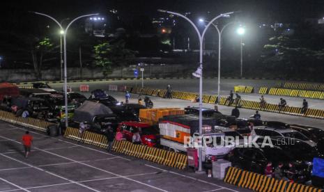 Sejumlah pemudik berada diluar kendaraannya saat menunggu bongkar muat kapal di Pelabuhan Eksekutif Merak, Kota Cilegon, Banten, Sabtu (30/3/2024). Jelang Lebaran 2024, arus mudik penyeberangan Merak-Bakauheni masih terpantau sepi pemudik dan diprediksi puncak mudik akan terjadi pada pada 6-7 April 2024. 