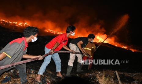 Sejumlah petugas pemadam kebakaran berupaya memadamkan api di TPA Rawa Kucing, Kota Tangerang, Banten, Jumat (20/10/2023). Sebanyak 25 unit mobil pemadam kebakaran dikerahkan untuk memadamkan api di tempat pembuangan akhir seluas 35 hektar yang menampung sampah Kota Tangerang itu. 