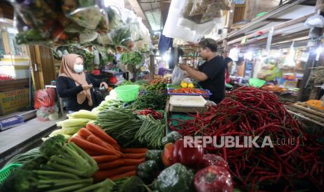  Penjual sayur melayani pelanggannya di sebuah pasar di Jakarta, 22 Maret 2022. Pemprov DKI memastikan pasokan pangan saat Ramadhan aman.