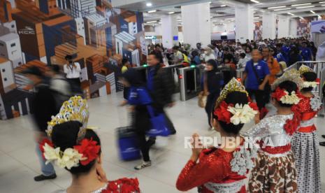 Passengers pass the gate while boarding the Whoosh express train in Jakarta, Saturday (1/6/2024).