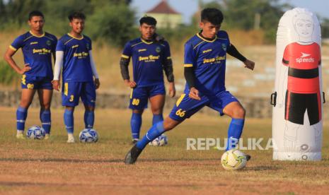 Tim sepakbola Jabar berlatih di Stadion Tridaya, Indramayu, Jawa Barat, Rabu (8/9/2021). Pemusatan latihan tim sepakbola Jawa Barat terus dilakukan sebagai persiapan jelang PON Papua. 