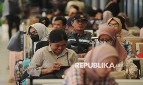 Calon penumpang menunggu keberangkatan kereta api di Stasiun Pasar Senen, Jakarta, Senin (16/12/2024). 