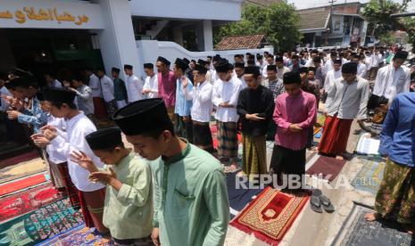 Sejumlah santri mengikuti shalat jumat hingga meluber di jalan di kawasan pondok pesantren (ponpes) Lirboyo, Kota Kediri, Jawa Timur, Jumat (20/3/2020). Ribuan santri Pondok Pesantren Lirboyo Kediri dipulangkan demi cegah penularan corona. Ilustrasi.