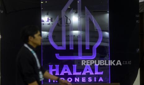 Visitors pass near the halal logo during the Indonesian Halal Festival at Asrama Haji Pondok Gede, Jakarta, Wednesday (14/12/2022).