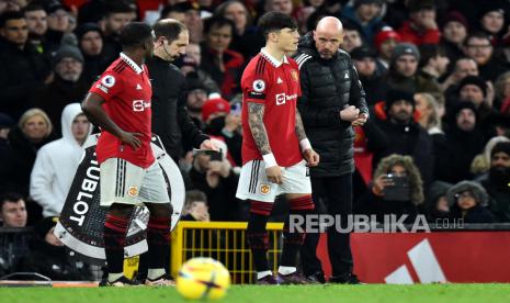 Alejandro Garnacho (tengah) dari Manchester United mendapat instruksi dari manajer Erik ten Haag sebelum masuk ke lapangan sebagai pemain pengganti dalam pertandingan sepak bola Liga Utama Inggris antara Manchester United dan Nottingham Forest di Manchester, Inggris, 27 Desember 2022. (ilustrasi)