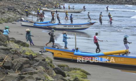 Sejumlah nelayan tradisional jaring eret menarik jaringnya di Pantai Timur, Kabupaten Pangandaran, Jawa Barat, Kamis (15/10/2020). Kementerian Kelautan dan Perikanan menyatakan bahwa realisasi dari pencairan kredit usaha rakyat (KUR) untuk sektor kelautan dan perikanan nasional mencapai Rp 5,2 triliun sepanjang 2020.