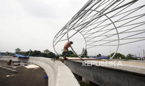 Pekerja menyelesaikan pembangunan Flyover Lenteng Agung, Jakarta Selatan, Senin (23/11/2020). Menurut Dinas Bina Marga DKI Jakarta pengerjaan flyover Lenteng Agung dan Tanjung Barat sudah mencapai 91,6 persen, secara prinsip pekerjaan utama flyover sudah selesai ditandai dengan pekerjaan pengaspalan pada area flyover. 